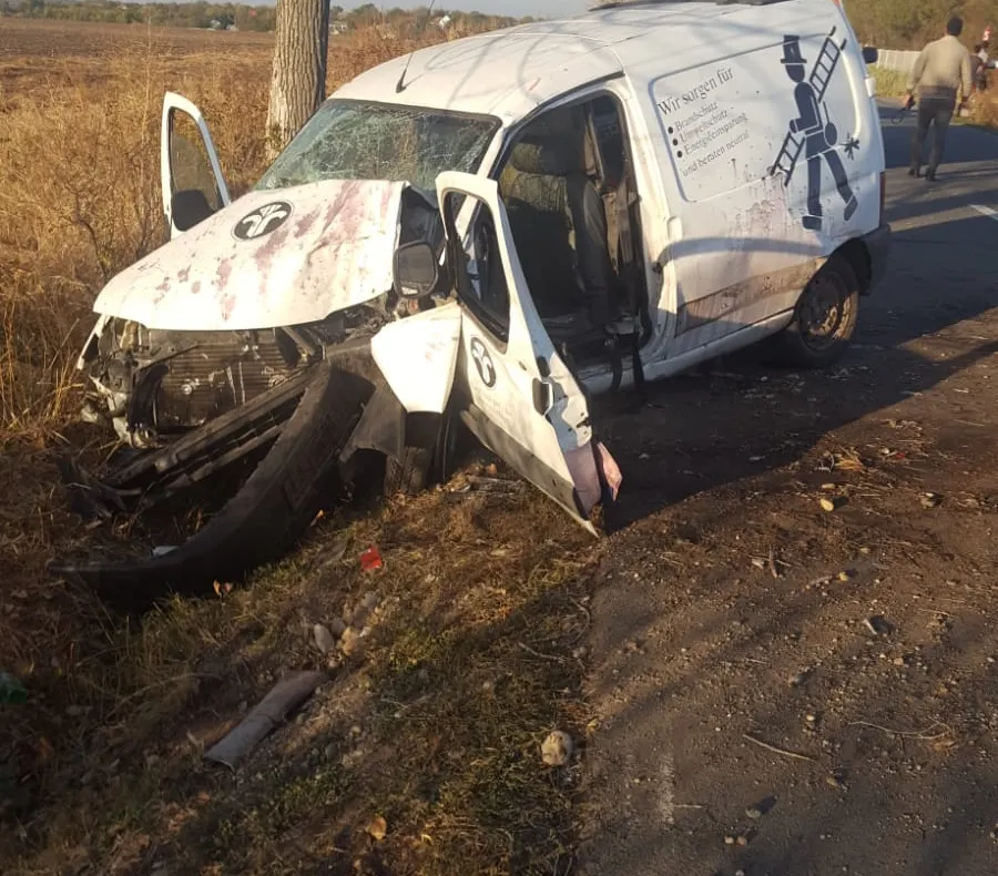 A intrat cu mașina în copac, pe un drum județean din Dolj. Două persoane încarcerate