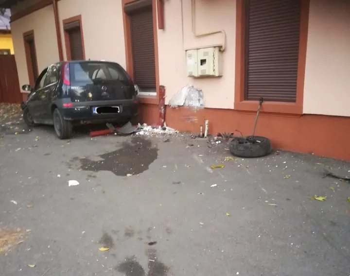 A intrat cu mașina într-o casă din Craiova. Șoferul a ajuns la spital