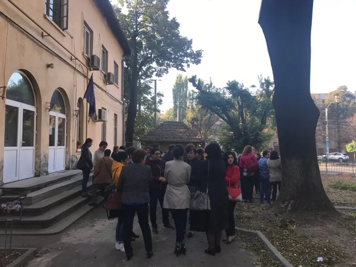 Protest în fața Spitalului Filantropia din Craiova. Zeci de cadre medicale nemulțumite că le-au fost diminuate sporurile