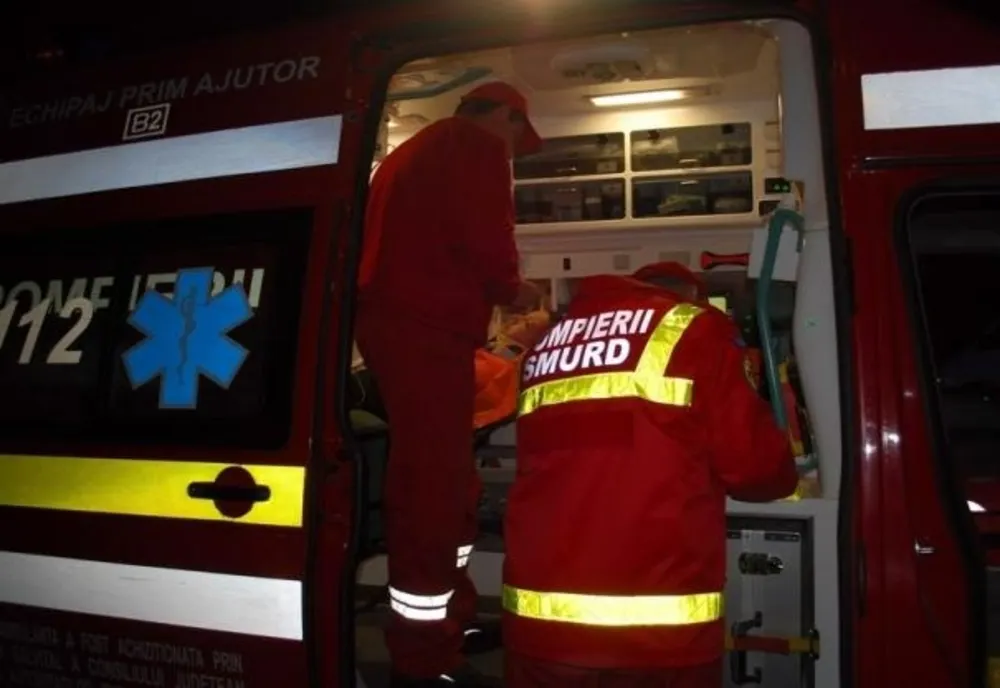 A lovit cu mașina panoul unei stații PECO din Craiova. Șoferul transportat la spital