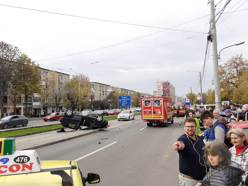 GRAV. Mașină răsturnată într-o stație de tramvai din Craiova. Patru pietoni răniți