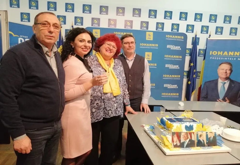Dolj. Tort cu fotografia lui Iohannis și șampanie la sediul PNL din Bănie
