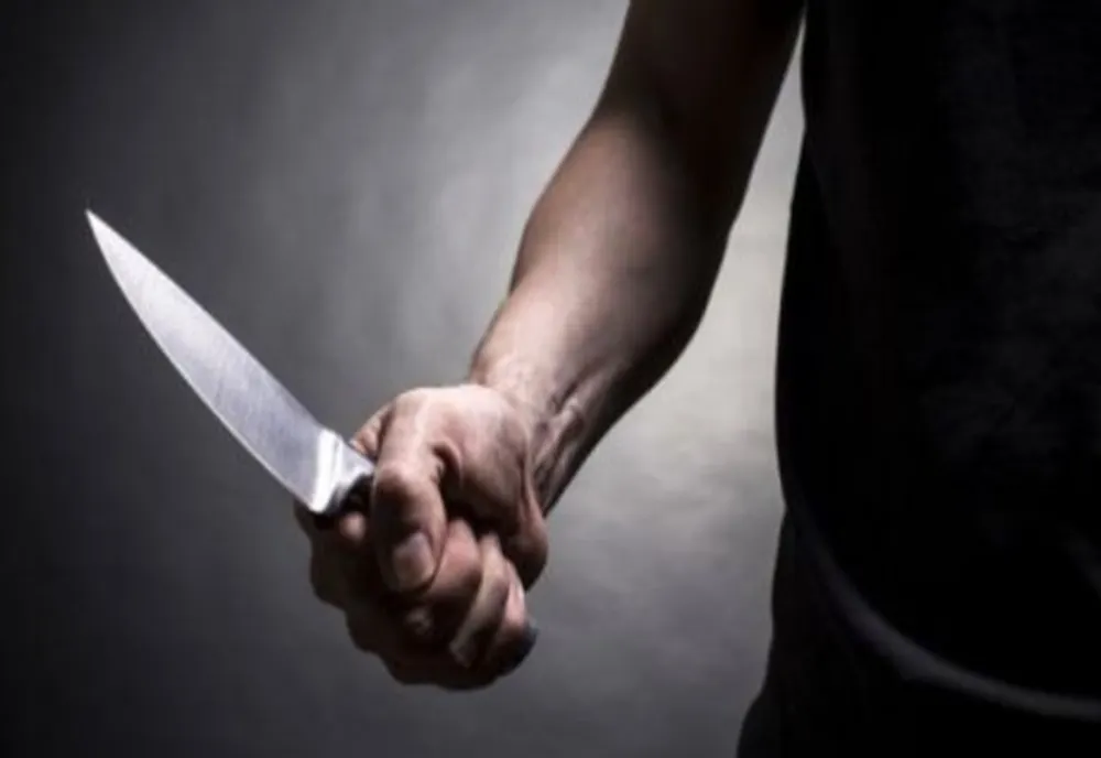 Un individ a fost trimis în judecată după ce a injunghiat agentul de pază al unui club