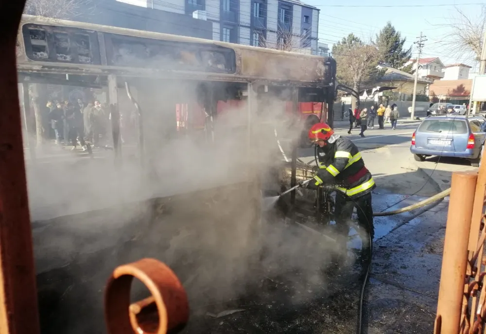 VIDEO. Autobuz în flăcări pe o stradă din Craiova