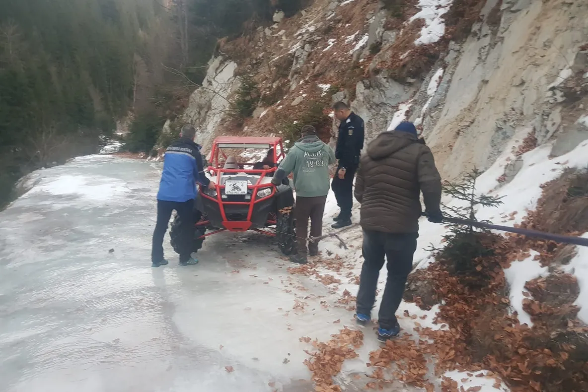 Doljeni blocați pe un drum forestier din Gorj