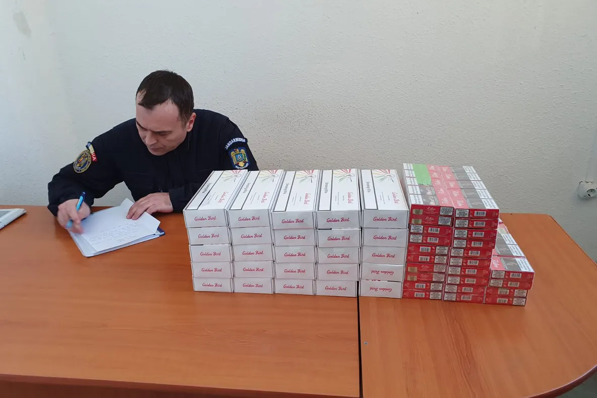 VIDEO. Vindea țigări de contrabandă în centrul Craiovei. O femeie și-a aruncat întreaga marfă și a fugit de jandarmi
