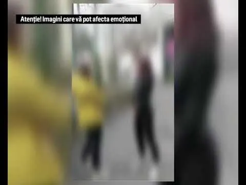 VIDEO. Elevă de 13 ani filmată în timp ce își bate o colegă. Cazul nu este singular, polițiștii doljeni efectuând cercetări