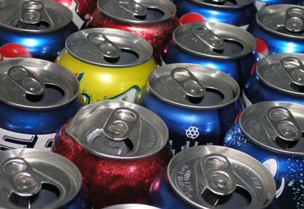 Un student din Craiova a implementat un program de reciclare a dozelor de aluminiu
