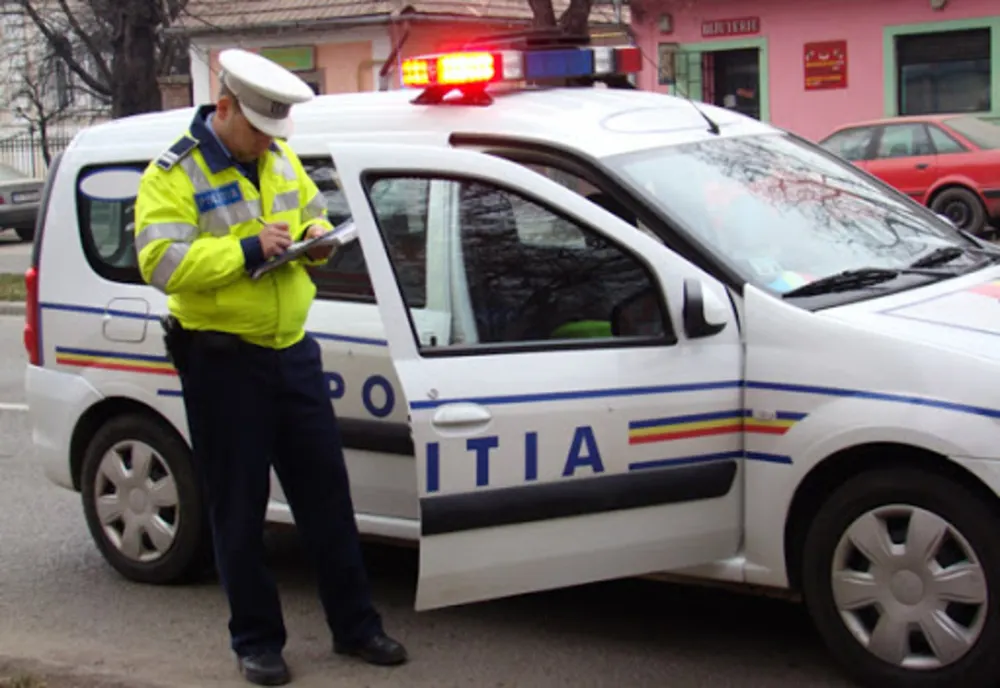 Doljean băut la volan a lovit o altă maşină şi un gard 