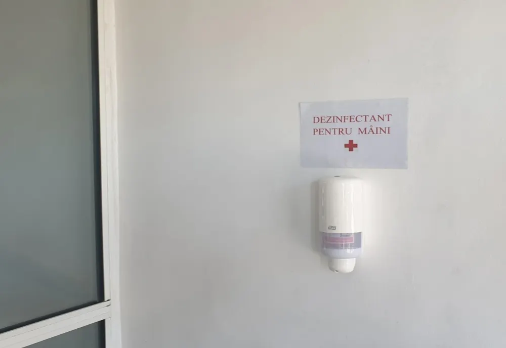 Primăria Craiovei nu știe când va monta dispozitive pentru dezinfectant la intrare în blocuri. Stocuri epuizate 