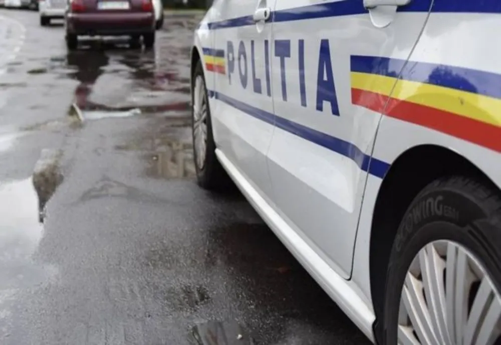 Trei doljeni răniți în urma impactului dintre două mașini