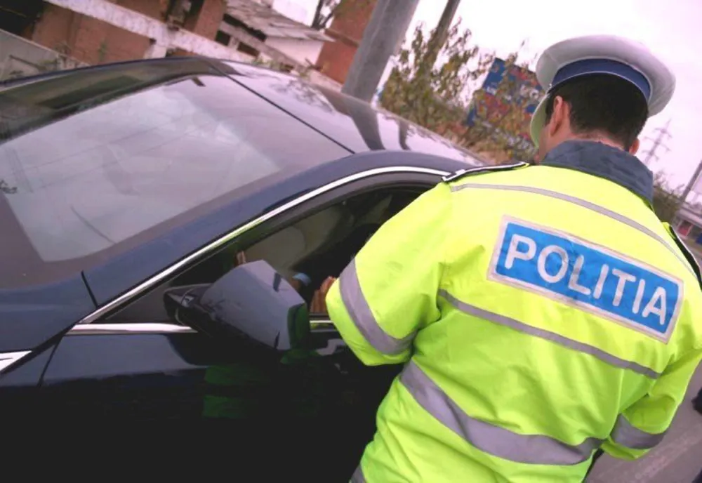 A furat o mașină dintr-o parcare și a plecat la Craiova. Adolescentul, fără permis, a fost prins de polițiști 
