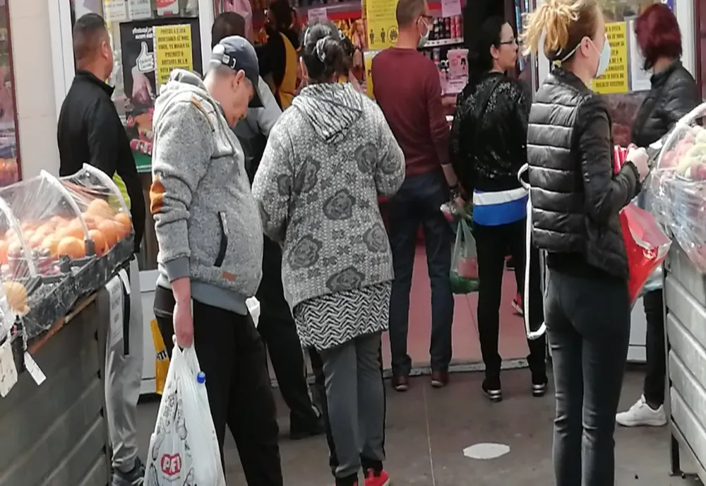 Foto: Aglomerație în piețele și marile magazine din Craiova 