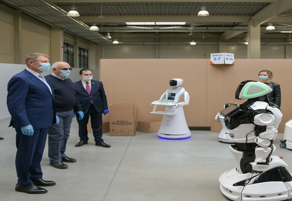 Președintele Klaus Iohannis, întâmpinat de robotul Escu în timpul vizitei la Unitatea de Suport  Medical "Bucureștii Noi"