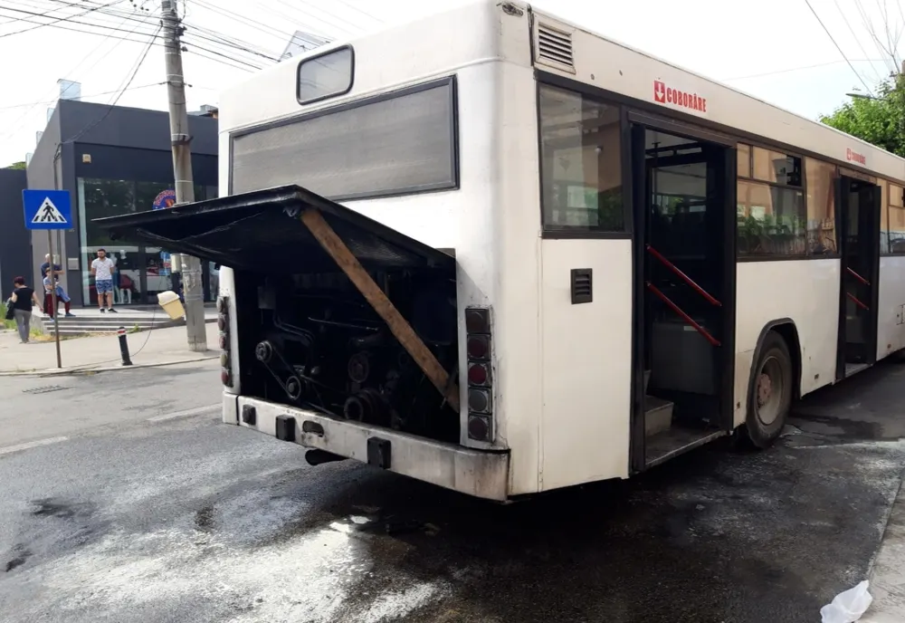 Craiova: Un autobuz a luat foc în timp ce era oprit într-o stație. Călătorii, evacuați de către șofer