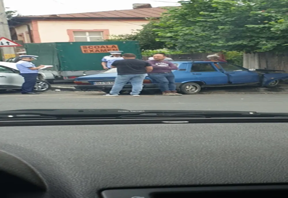 Accident cu două victime, în Craiova. O șoferiță nu a acordat prioritate unei alte mașini