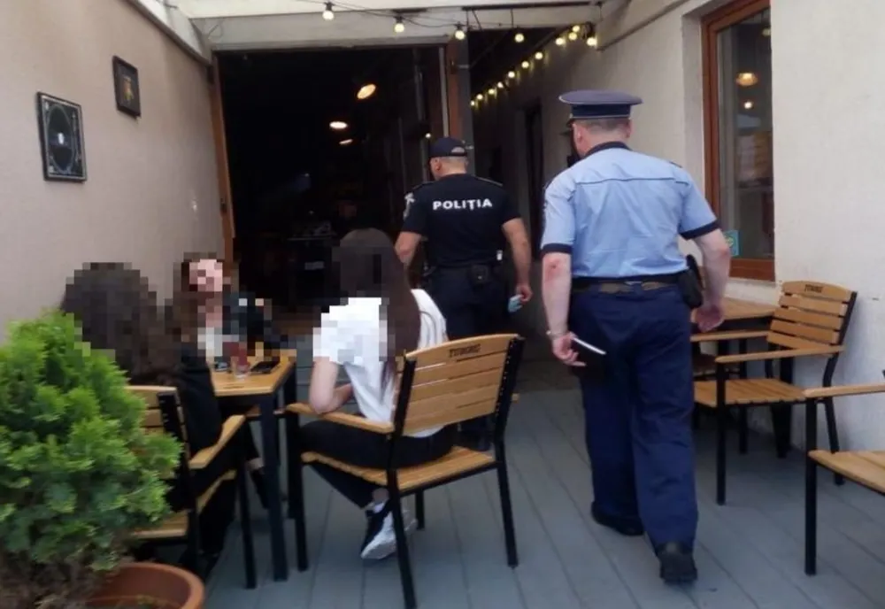 Craiova: Patronul unei terase, amendat pentru nerespectarea măsurilor anti-COVID