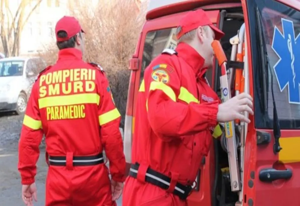 Accident în Dolj. Şoferul unei autoutilitare a adormit la volan şi a intrat în două maşini parcate
