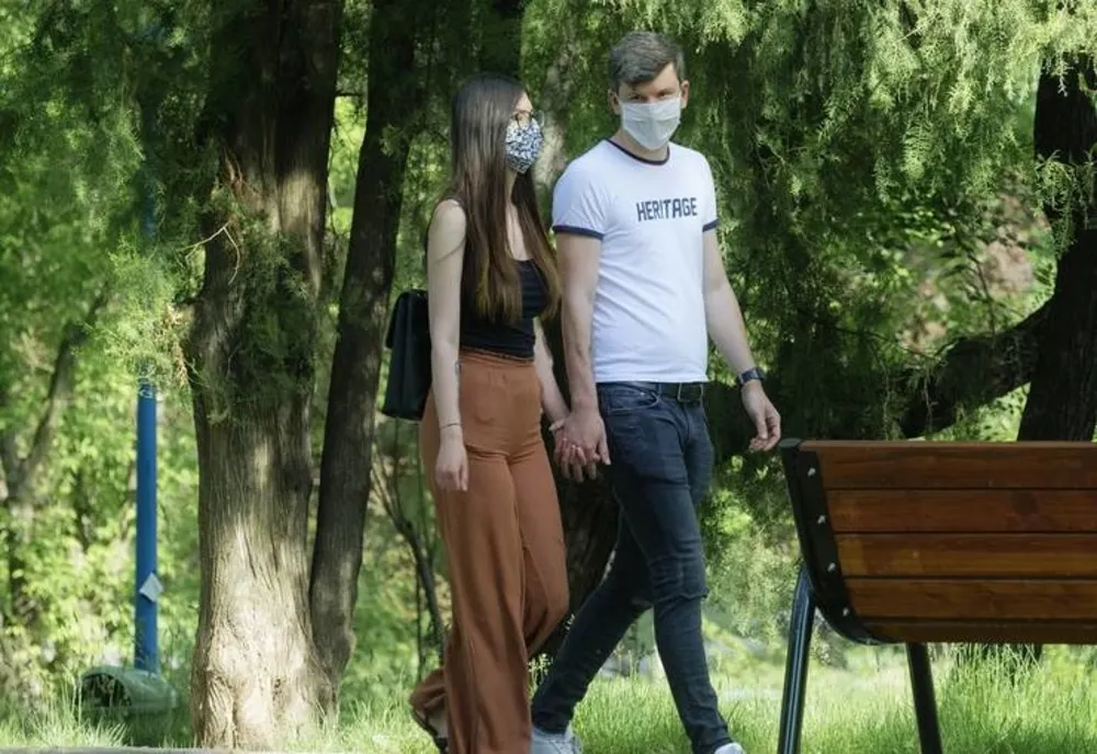 Purtarea măștii de protecție, obligatorie în spațiile publice deschise și în Dolj 