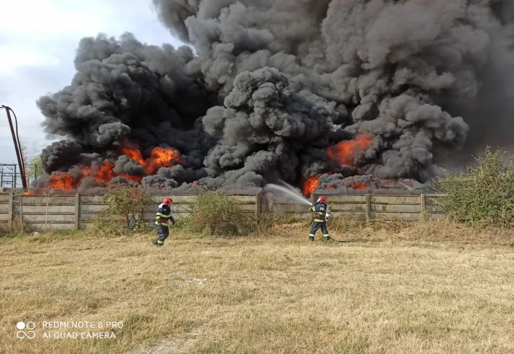 VIDEO. Un depozit de deşeuri din Craiova, cuprins de un incendiu