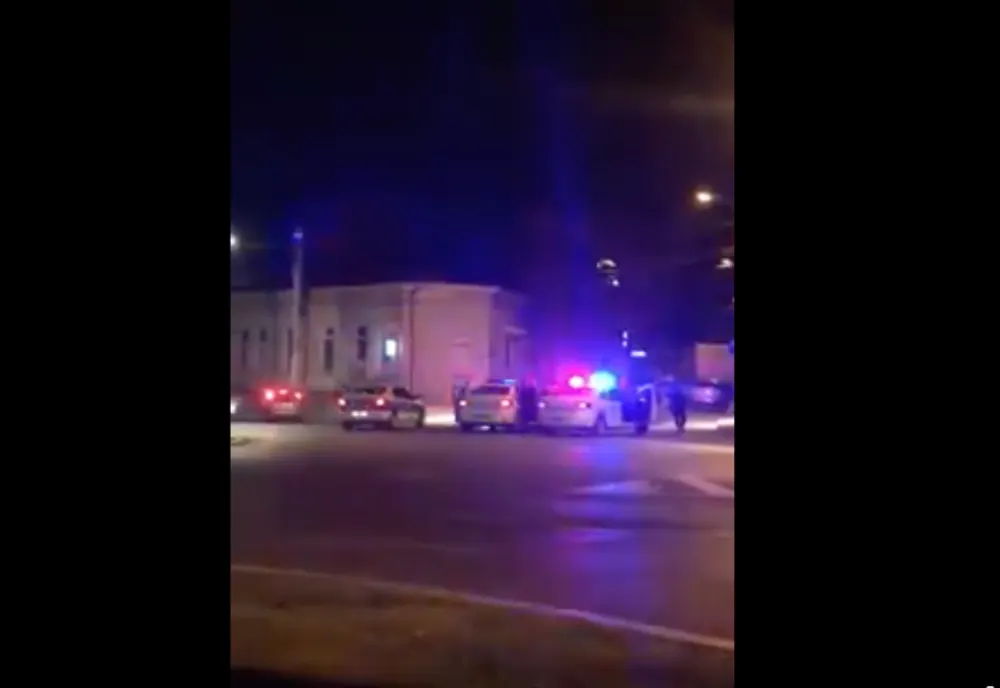 Adolescent de 16 ani, accident în timp ce era urmărit de poliție. În mașină mai erau doi minori, care făceau live pe Facebook 