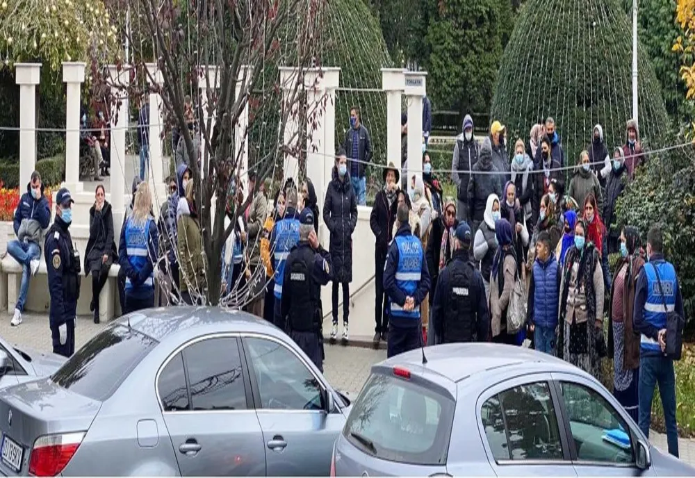 Protest în faţa Prefecturii Dolj. Comercianţii din Târgul Romaneşti, nemulţumiţi de decizia închiderii