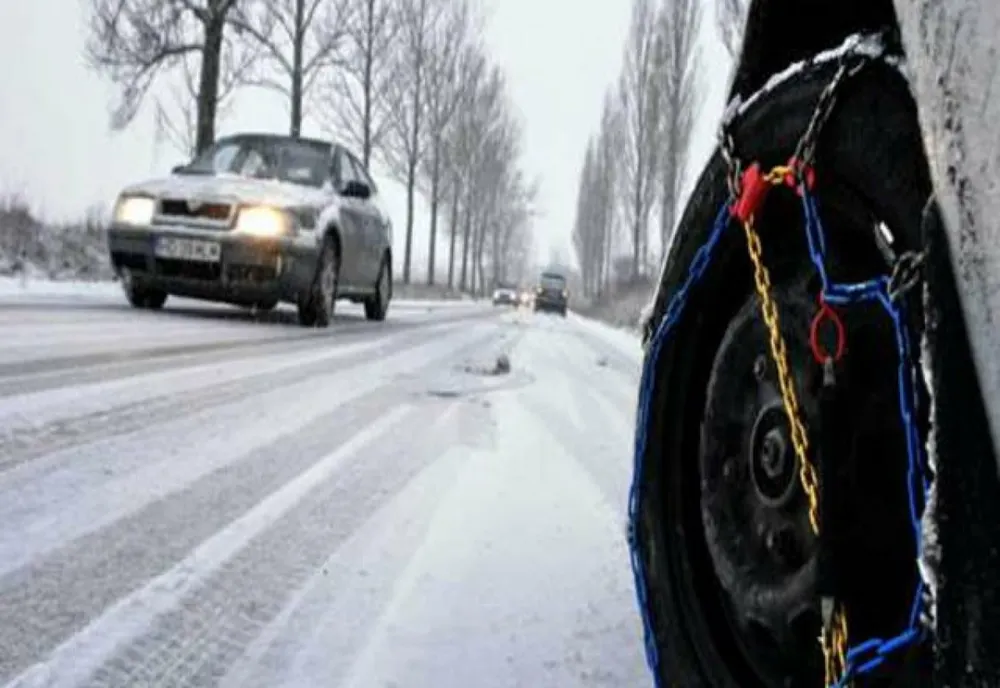 VIDEO. TIR derapat în şanţ, într-o comună din Olt. Şoferul, amendat de poliţişti