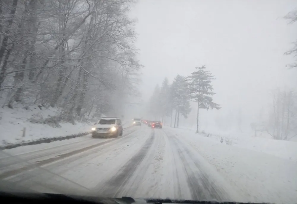 Iarna în Dolj. Peste 120 de muncitori cu 67 de utilaje acţionează pe drumurile din judeţ