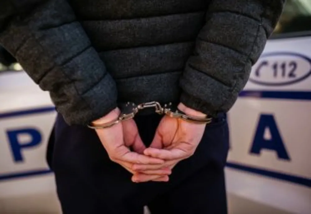 Un bărbat din Craiova a spart sediul unui oficiu poştal. Cât a furat şi în cât timp a fost prins de poliţişti