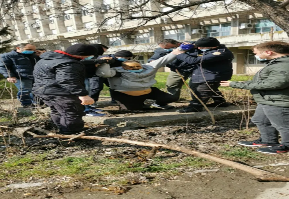 VIDEO. A fost prins deţinutul evadat. Se ascundea într-un canal din curtea Spitalului Craiova