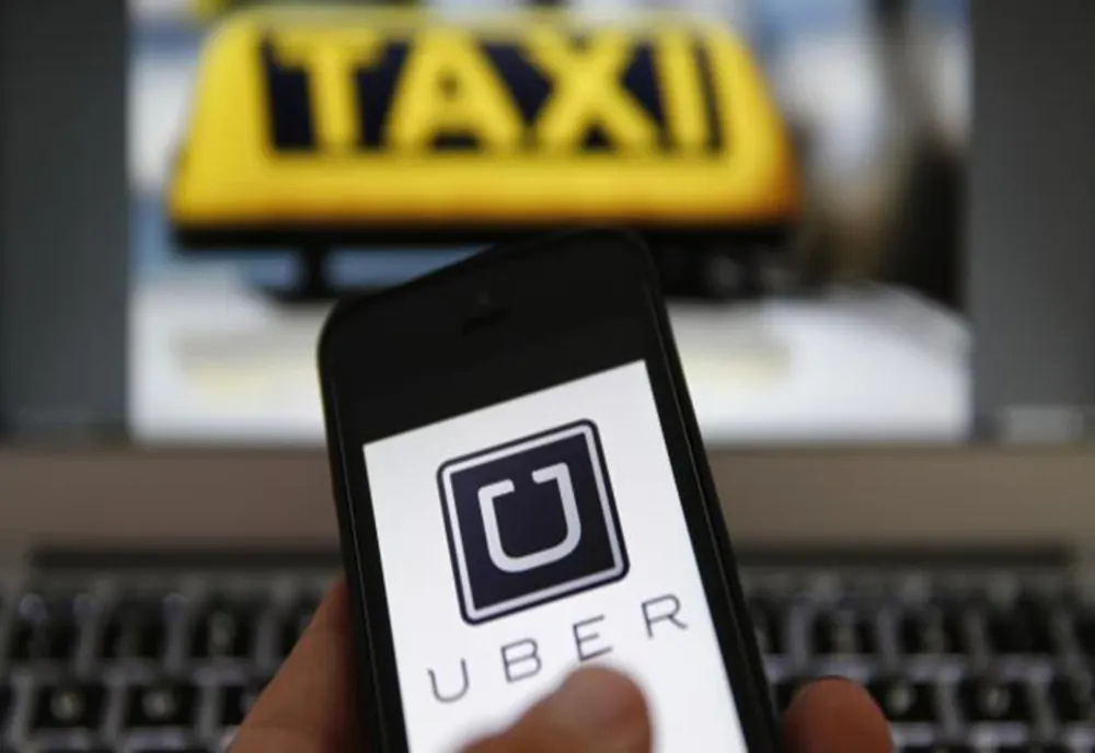 Doi şoferi Uber din Craiova, amendaţi de poliţişti, iar plăcuţele de înmatriculare ridicate. Motivul