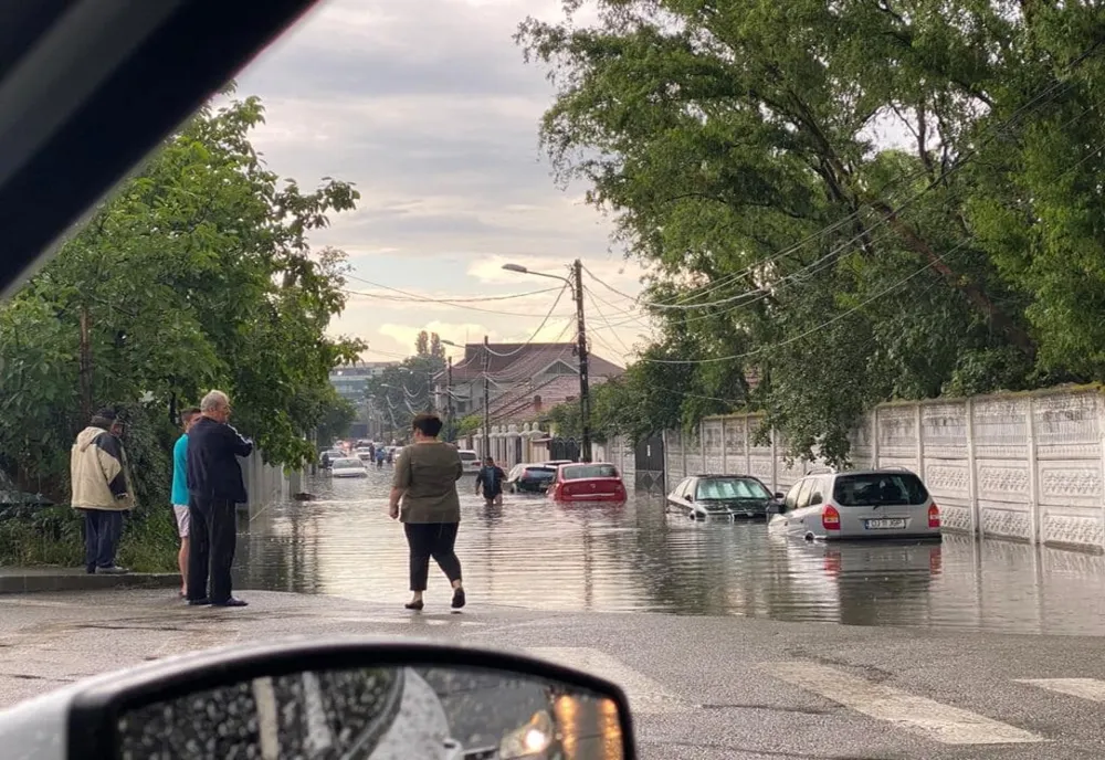 DEZASTRU la Craiova în urma ploilor de marţi seara