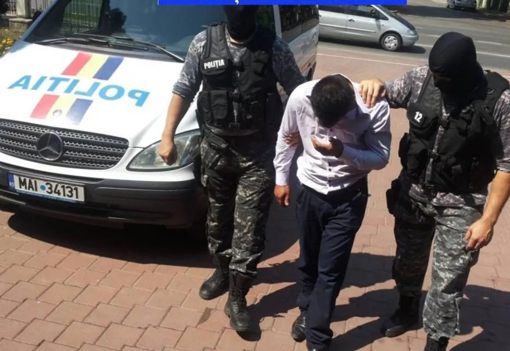 Tineri din Craiova, reinuţi pentru furtul unor unelte şi scule