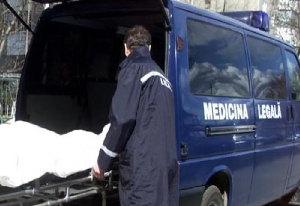 Un bărbat din Craiova a murit după ce s-a dezechilibrat şi a căzut de la etajul trei, printre balustradele scării 
