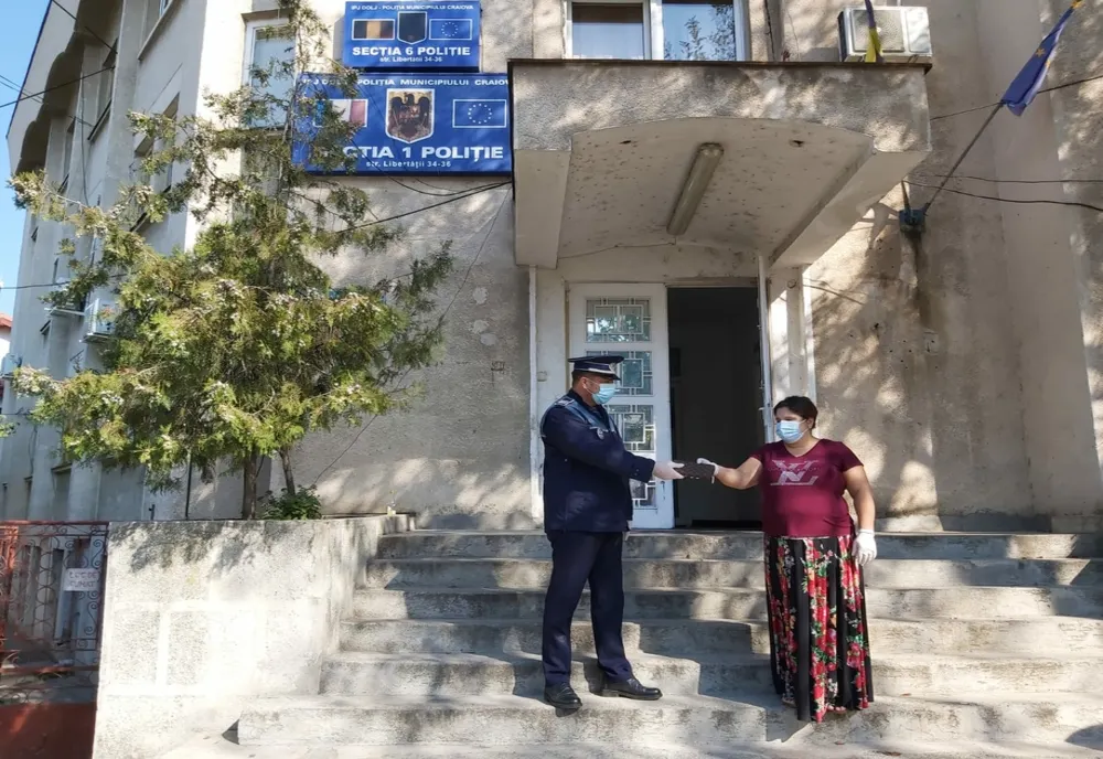 Portofel cu o sumă impresionantă de bani, găsit de o femeie din Craiova şi dus la poliţie