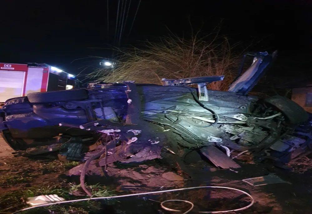 Accident mortal în Dolj. Un tânăr fără permis, a intrat cu maşina într-un copac