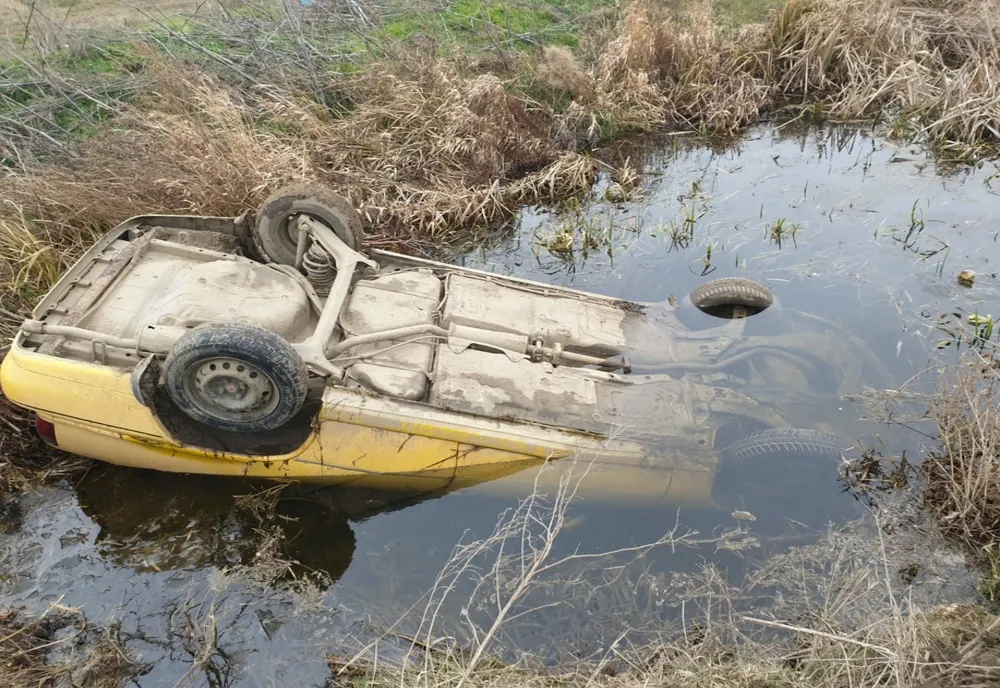 VIDEO. Dolj: Un bărbat a murit, după ce s-a răsturnat cu maşina într-un canal
