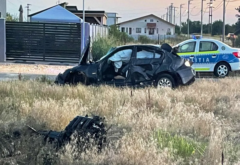 Dolj: Doi tineri au murit, după ce s-au răsturnat cu maşina