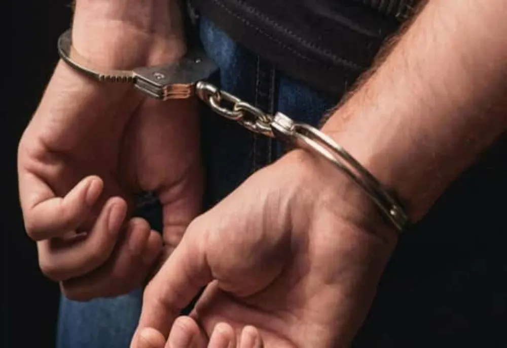 Un tânăr din Dolj, reţinut după ce a intrat peste o bătrână în casă şi i-a luat banii