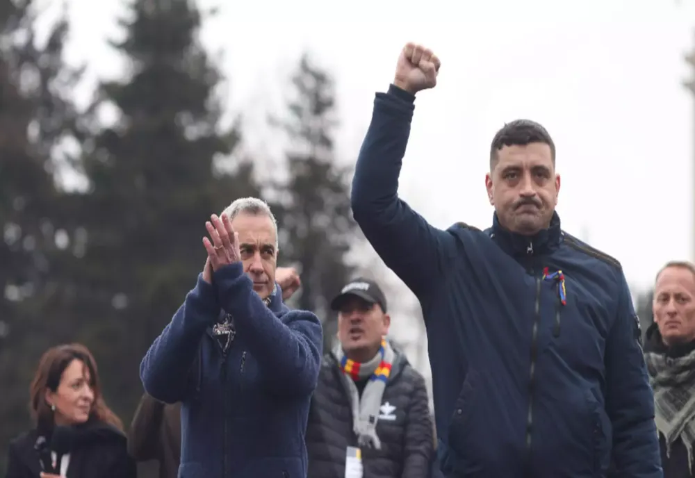 Mobilizare generală de 1 Decembrie! Mii de oameni ies în stradă la Alba Iulia alături de Călin Georgescu și George Simion