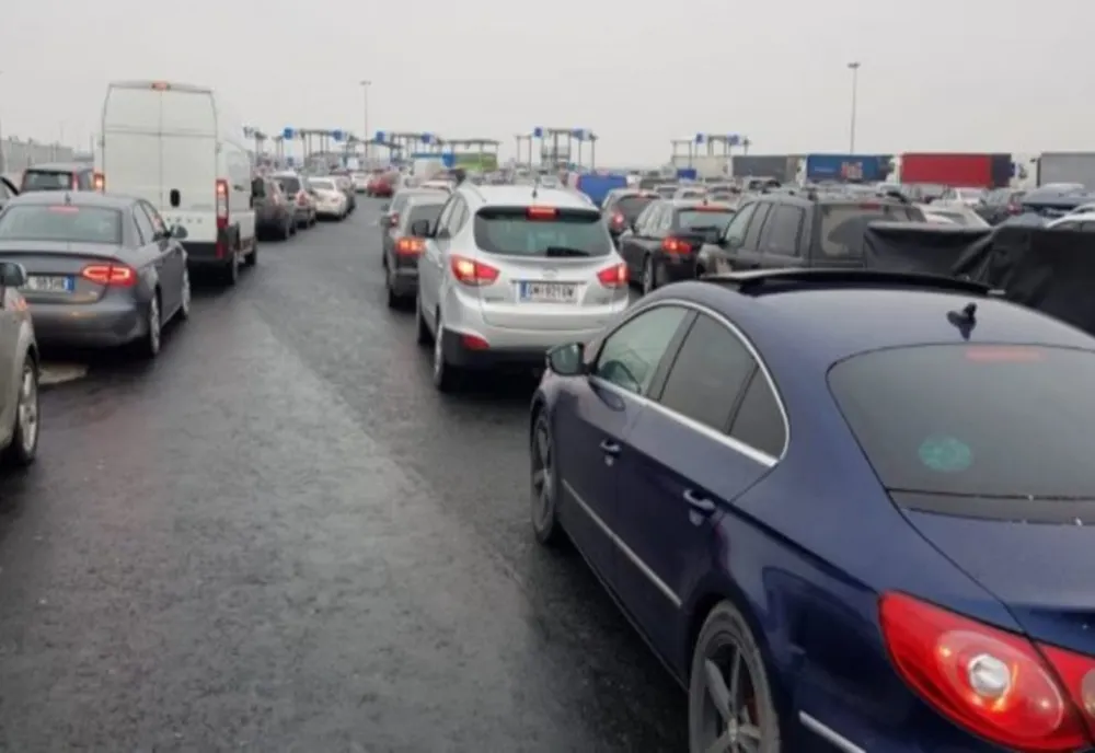 Coloană de mașini pe o lungime de 11 km la intrarea în țară, la Vama Nădlac