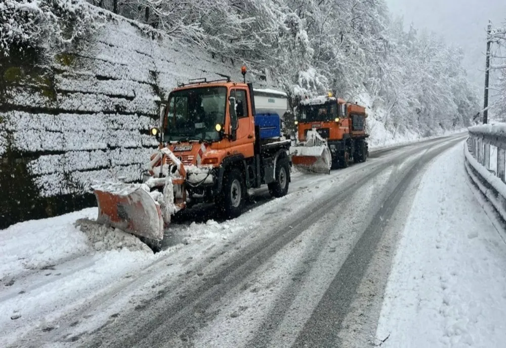 Vremea nefavorabilă a afectat şi starea drumurilor din unele judeţe