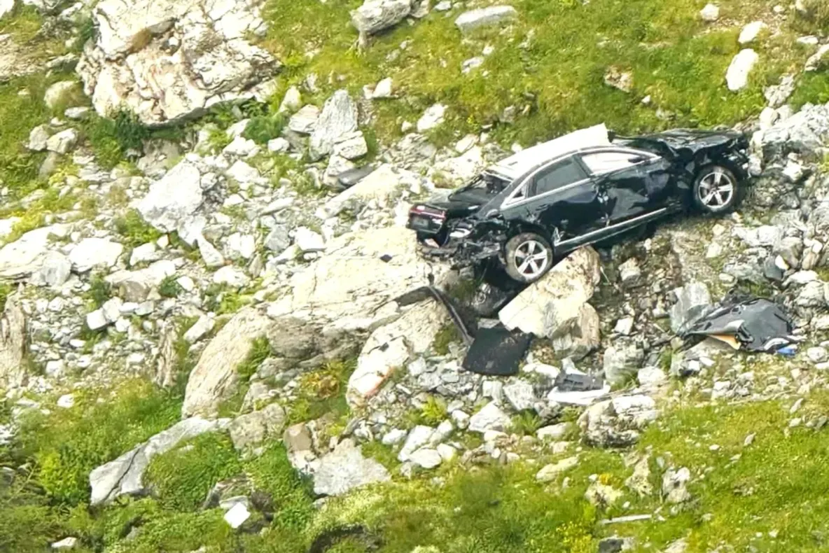 Incident grav pe Transfăgărășan. O mașină s-a făcut zob după ce a căzut pe un versant-VIDEO