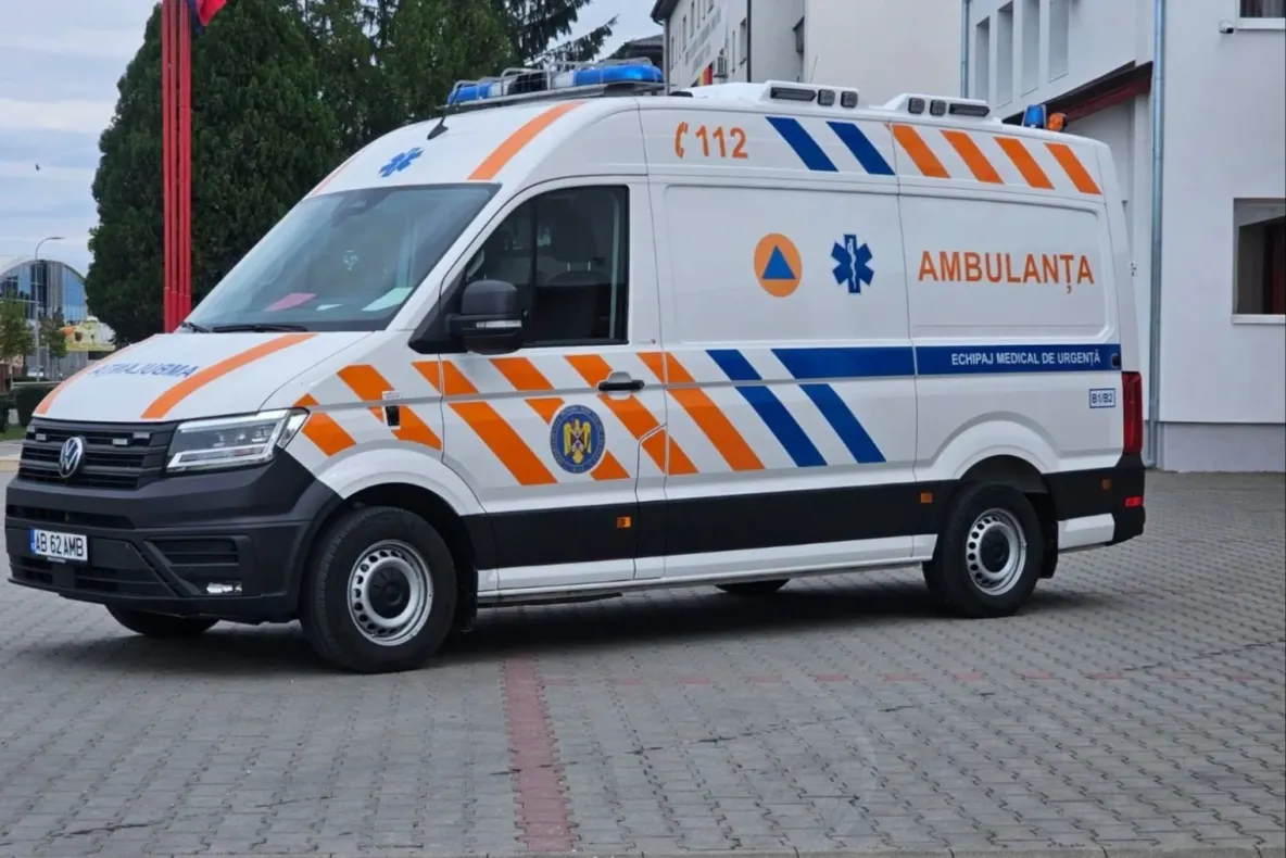 Opt persoane, trimise în judecată după atacul asupra unei ambulanțe din Cluj. Au crezut că „fură copii”