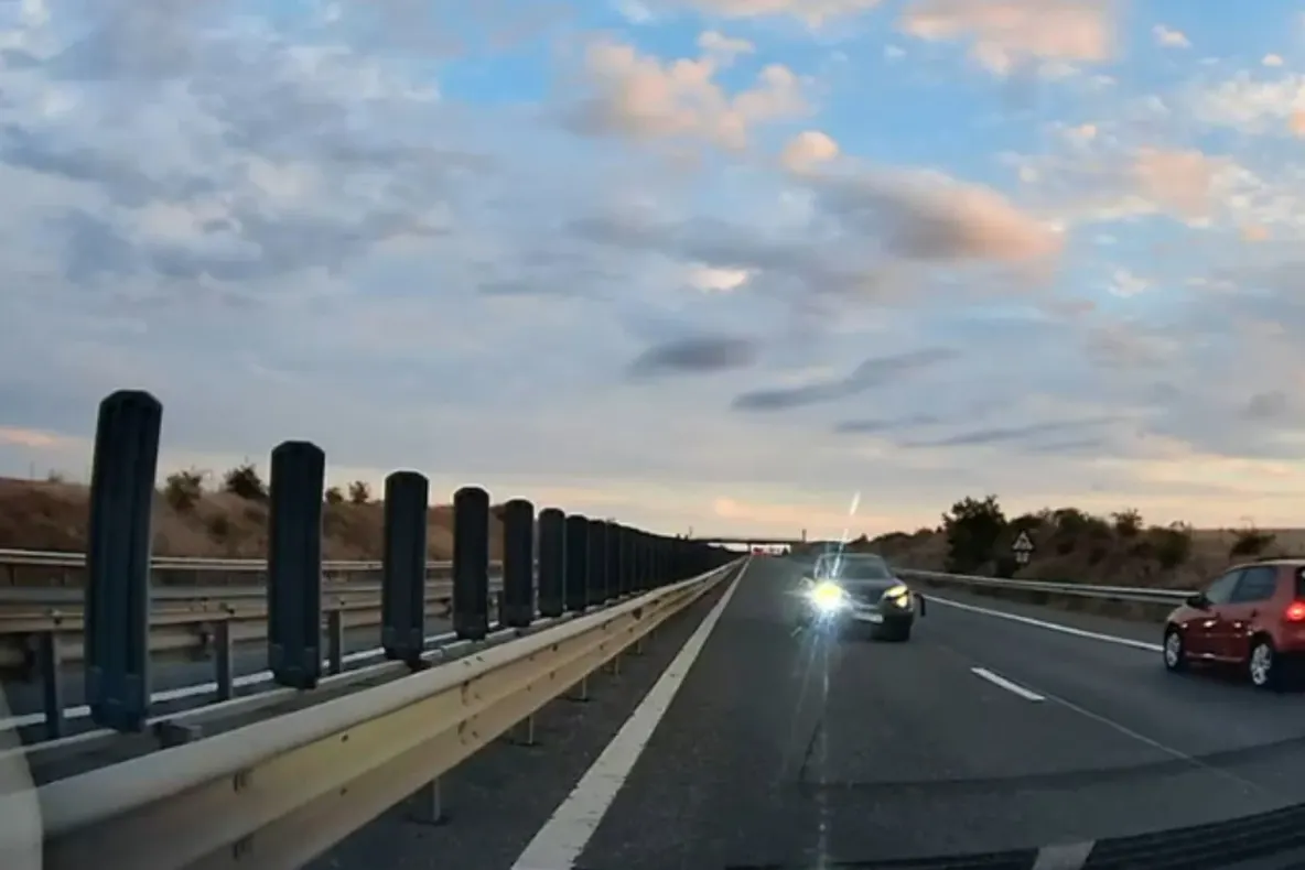 Inconștiență la volan pe Autostrada A1. A mers pe contrasens, a provocat un accident în lanț și a fugit