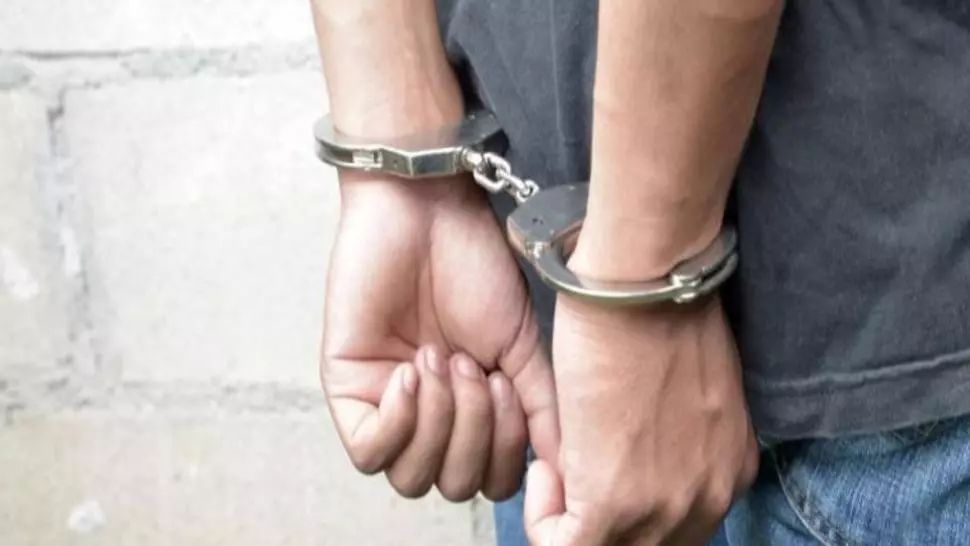 Peste 20 de persoane urmărite penal pentru furt de motorină de pe șantierele feroviare Brașov–Sighișoara. Procurorii au descoperit aproape 2 tone de combustibil furat