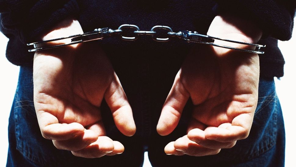 Un doljean condamnat pentru trafic de droguri, prins în Italia după ce a fugit distrugând brățara de monitorizare