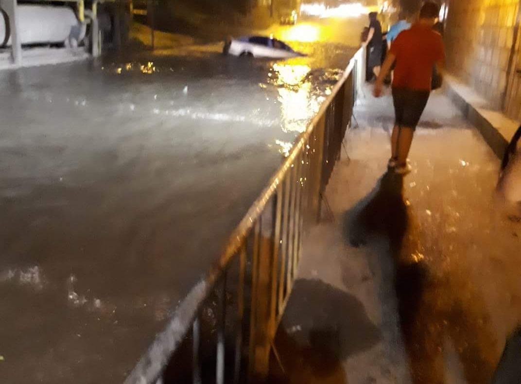 FOTO. Trafic rutier paralizat de ploaie, copaci căzuți pe mașini, în Craiova