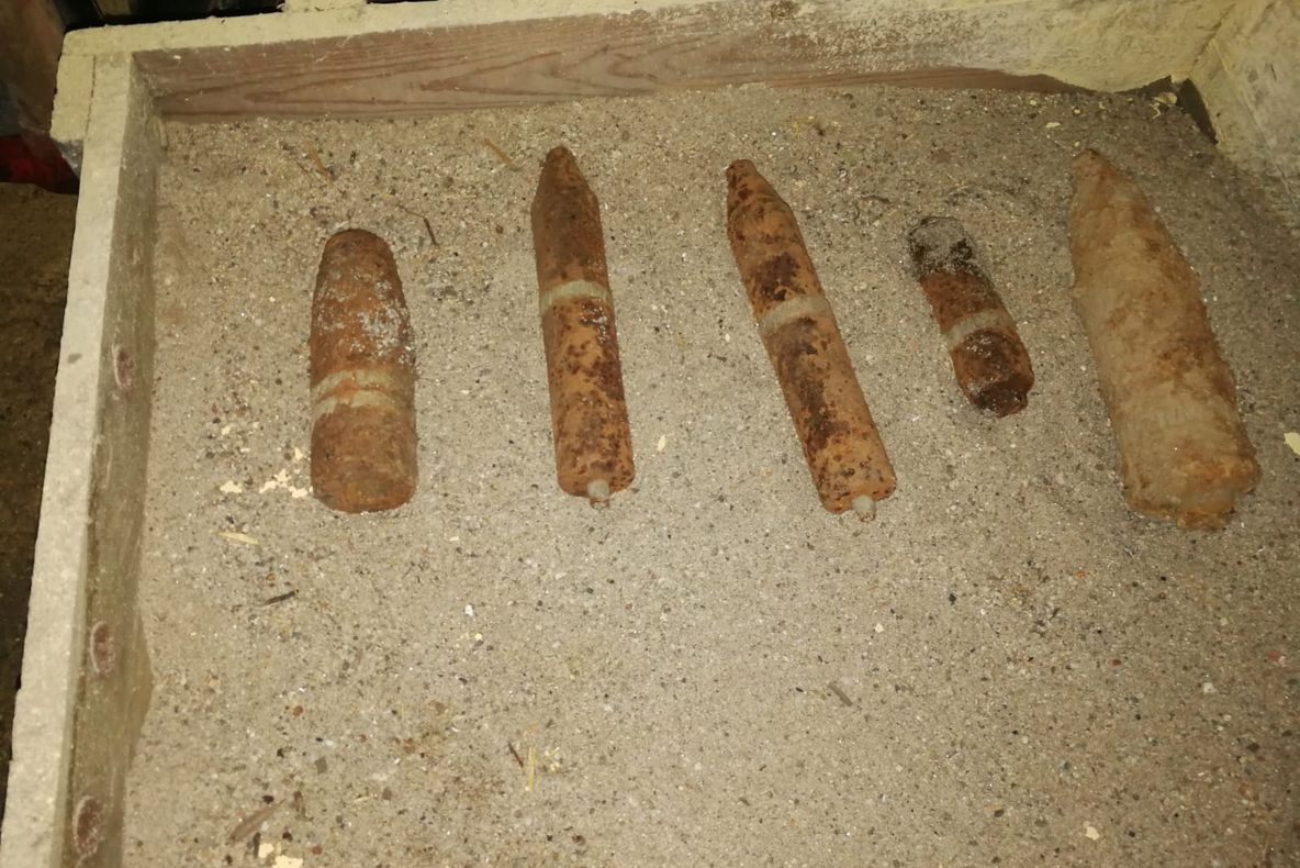Trei proiectile neexplodate din Al Doilea Război Mondial, găsite în timp ce săpau după fier vechi (FOTO&amp;VIDEO)