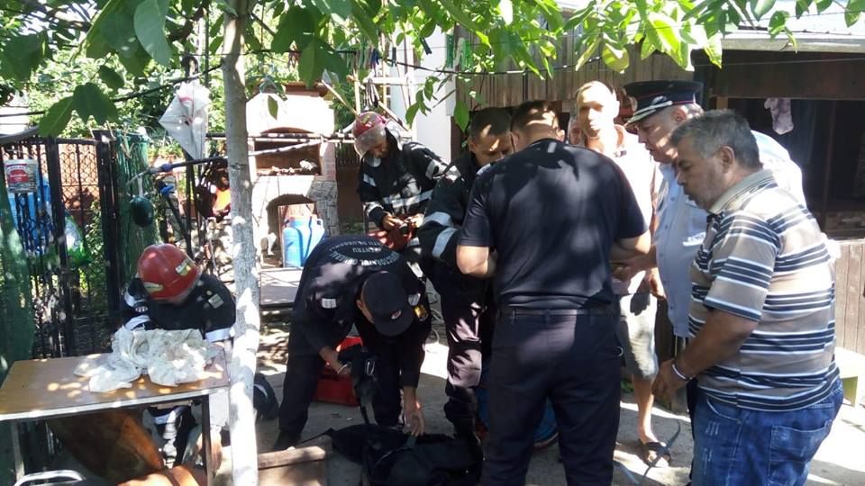 VIDEO. Intervenția pompierilor pentru a scoate un copil în vârstă de 2 ani din fântână